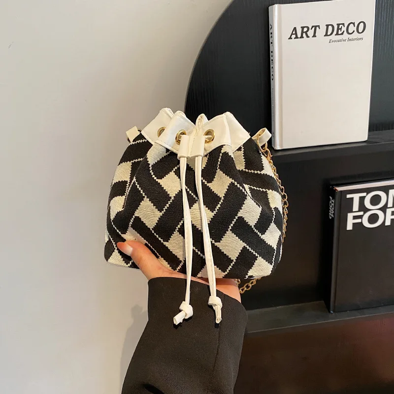 2025 Color Block Drawstring Bucket Bag for Women Winter Luxury Chain Crossbody Purse Fashion Shoulder Bag for Shopping Casual
2025 Color Block Drawstring Bucket Bag for Women Winter Luxury Chain Crossbody Purse Fashion Shoulder Bag for Shopping Casual