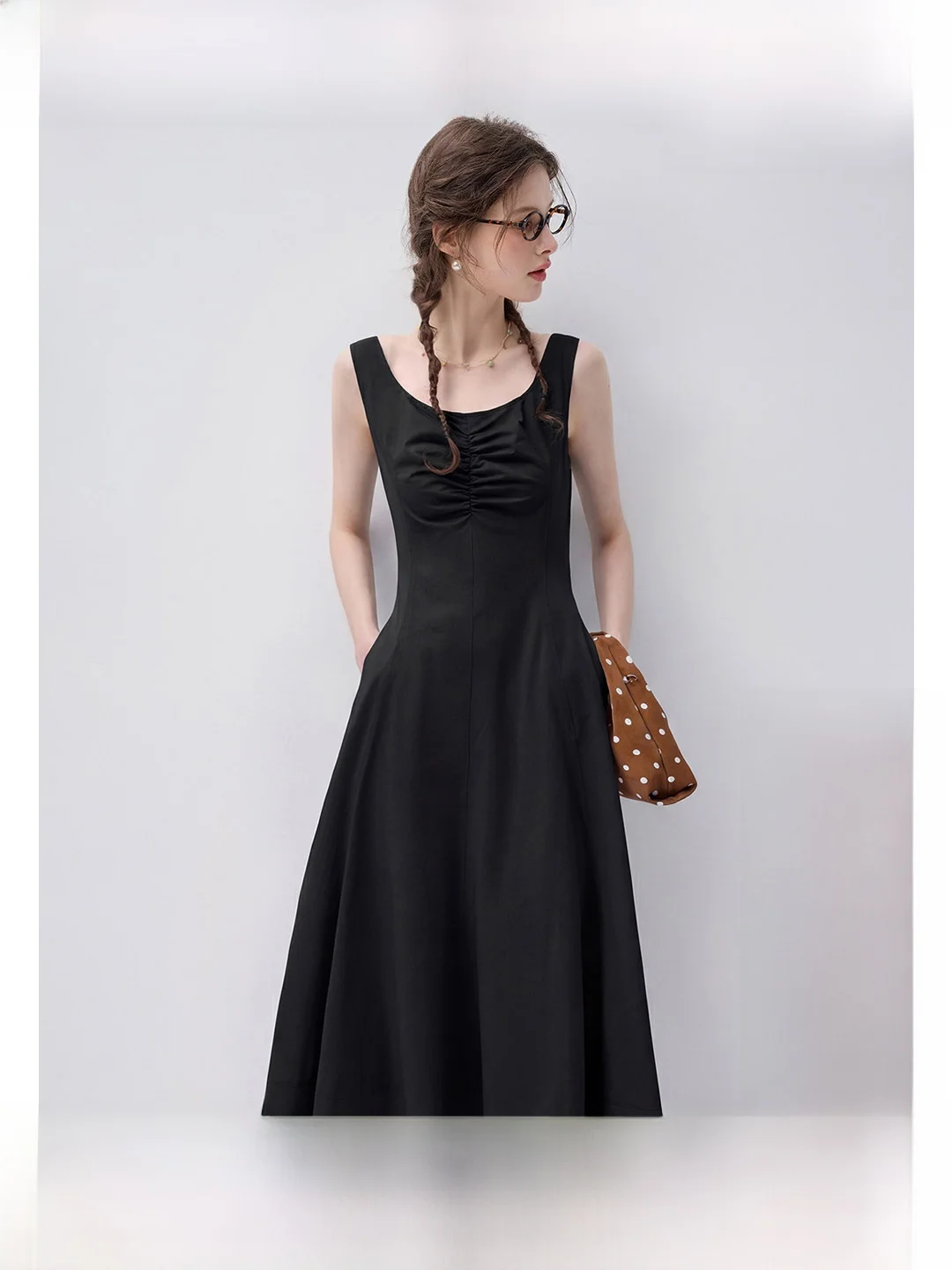 VEGA CHANG Summer 2026 Drawstring Waistless Sleeveless Black Dress A-Line Skirt Commute Style Pleated Slimming Big Swing
VEGA CHANG Summer 2026 Drawstring Waistless Sleeveless Black Dress A-Line Skirt Commute Style Pleated Slimming Big Swing