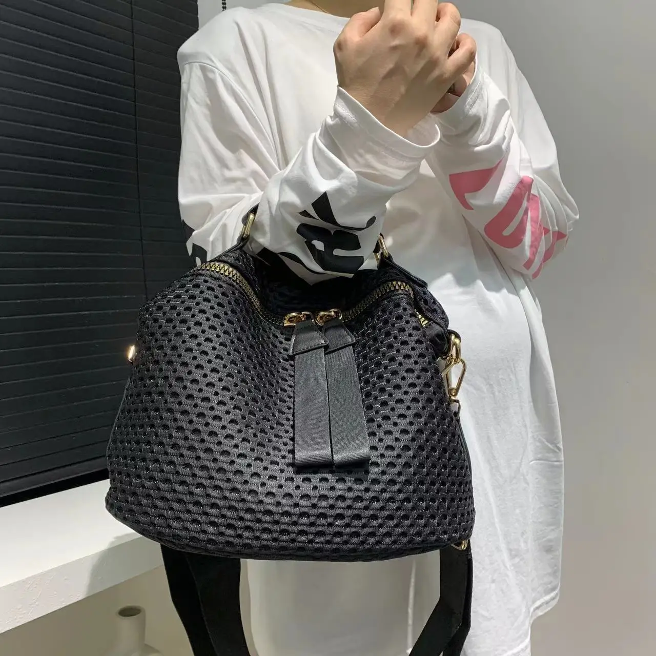 Women's Fashion Mesh Lightweight Shoulder Bag Daily Use Portable Wide Shoulder Strap Multifunctional Crossbody Handbag
Women's Fashion Mesh Lightweight Shoulder Bag Daily Use Portable Wide Shoulder Strap Multifunctional Crossbody Handbag