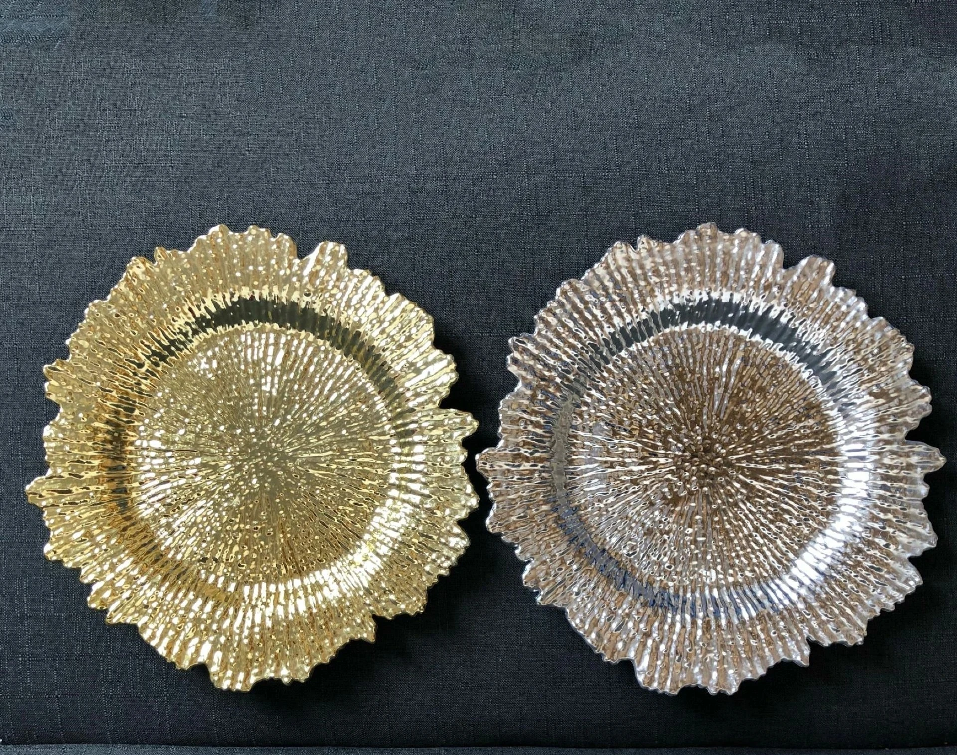 100pcs wedding party plate electroplating light luxury PP plate antique large living room fruit plate edge hot gold foil
100pcs wedding party plate electroplating light luxury PP plate antique large living room fruit plate edge hot gold foil