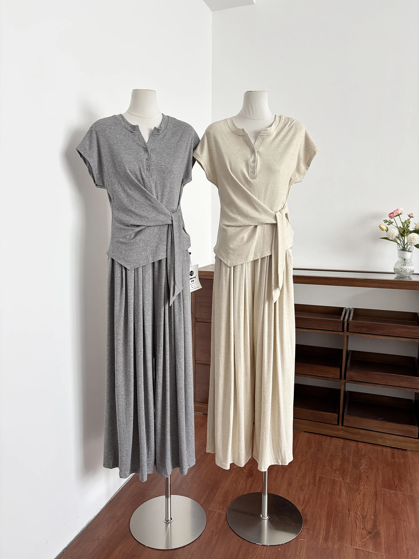 Summer 2026 Women's Loose Fit T-Shirt High Waist Casual Pants Short Sleeve Banded Waist Design Korean Style Fashion Set
Summer 2026 Women's Loose Fit T-Shirt High Waist Casual Pants Short Sleeve Banded Waist Design Korean Style Fashion Set