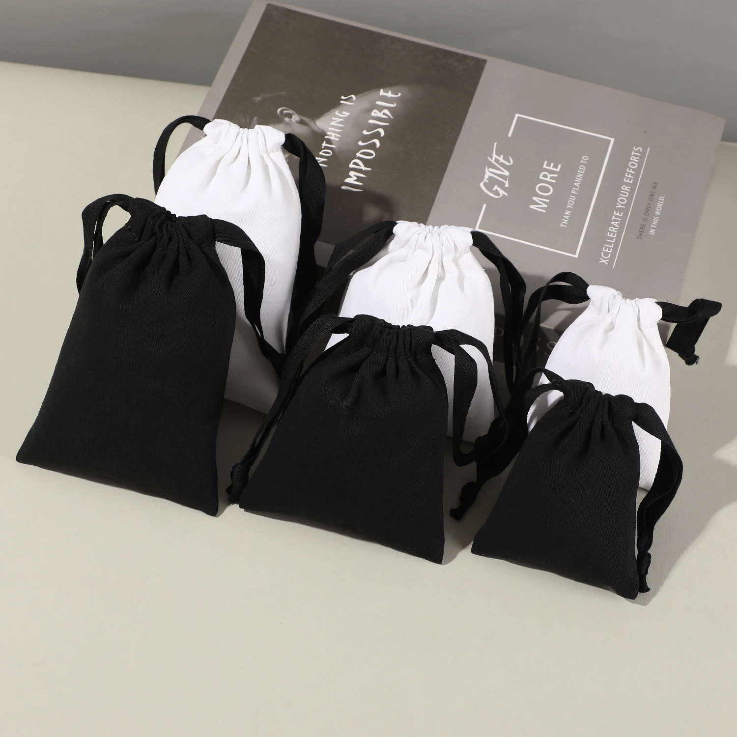 10 шт./лот, 8x10 см, 10x12 см, 10x15 см, мягкие удобные сумки с логотипом из матового твила на шнурке, фланелевая ювелирная сумка с персиковой кожурой
10 шт./лот, 8x10 см, 10x12 см, 10x15 см, мягкие удобные сумки с логотипом из матового твила на шнурке, фланелевая ювелирная сумка с персиковой кожурой