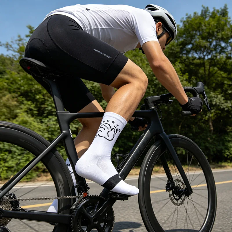 Solid color unisex elastic compression outdoor sports bike riding running sports socks comfortable and breathable mid tube socks
Solid color unisex elastic compression outdoor sports bike riding running sports socks comfortable and breathable mid tube socks