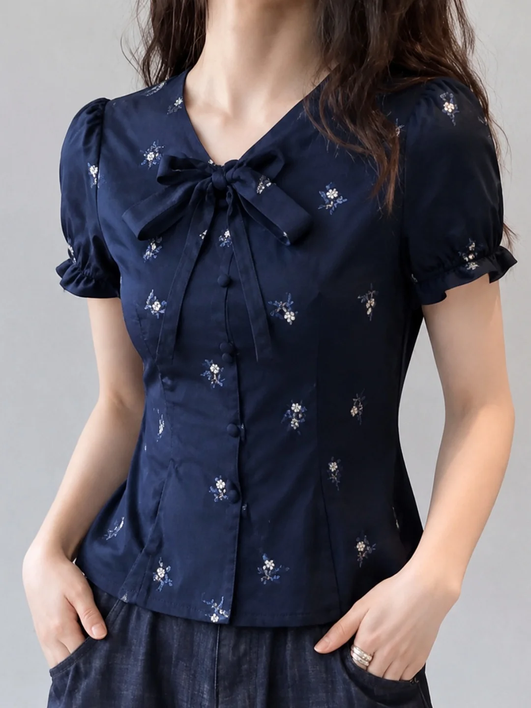 Korean Style Embroidered Knot Shirt Slim Fit Short Sleeve Summer Fashionable Versatile Korean Design Sense Top
Korean Style Embroidered Knot Shirt Slim Fit Short Sleeve Summer Fashionable Versatile Korean Design Sense Top
