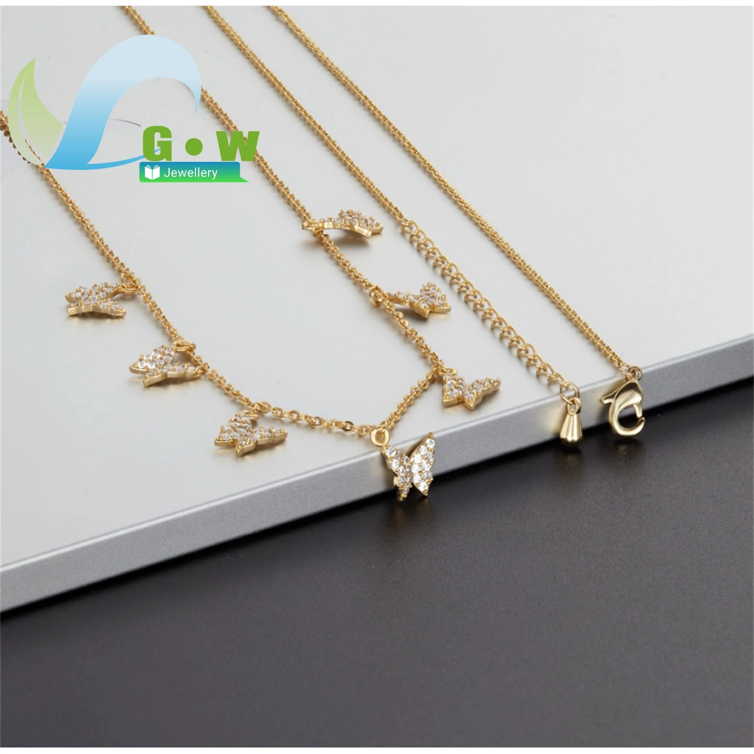 Изысканное колье-подвеска в виде бабочки с микроинкрустацией цирконами, цепочка на ключицы, минималистичный стиль, прямые поставки от производителя ювелирных изделий.
Изысканное колье-подвеска в виде бабочки с микроинкрустацией цирконами, цепочка на ключицы, минималистичный стиль, прямые поставки от производителя ювелирных изделий.