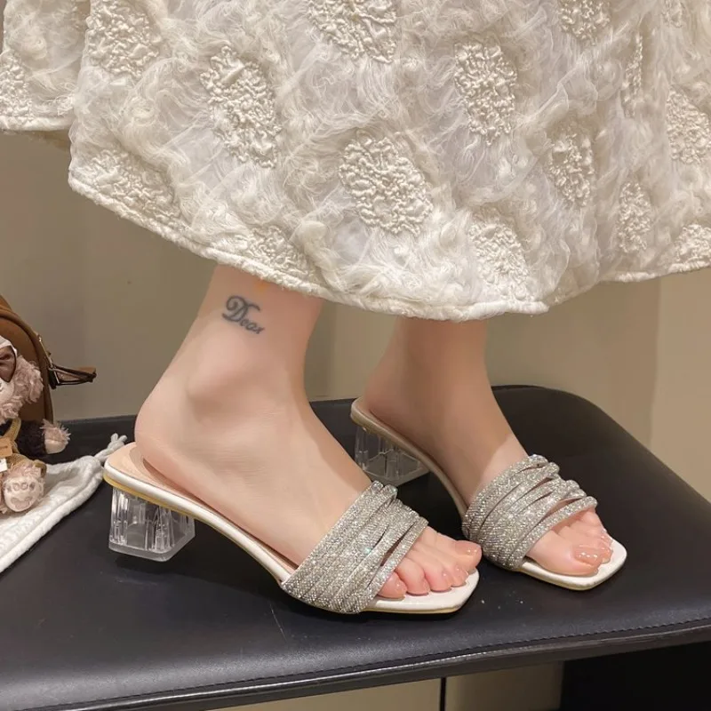Stunning Rhinestone Open-Toe Chunky Heel Sandals Women's Outdoor Wear 2026 New High-End Sensation Match Skirt One-Strap Slippers
Stunning Rhinestone Open-Toe Chunky Heel Sandals Women's Outdoor Wear 2026 New High-End Sensation Match Skirt One-Strap Slippers