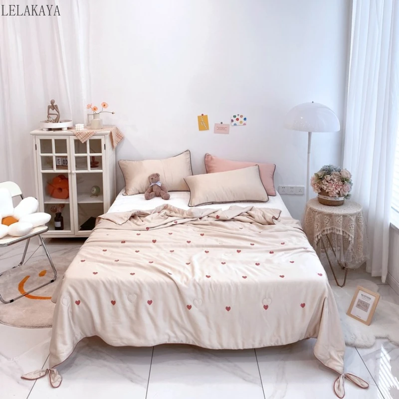 Silk Summer Air Conditioning Quilt Embroidery Heart Cute Thin Quilt with Bow-knot Cool Comforter Full King Blanket bedding set
Silk Summer Air Conditioning Quilt Embroidery Heart Cute Thin Quilt with Bow-knot Cool Comforter Full King Blanket bedding set