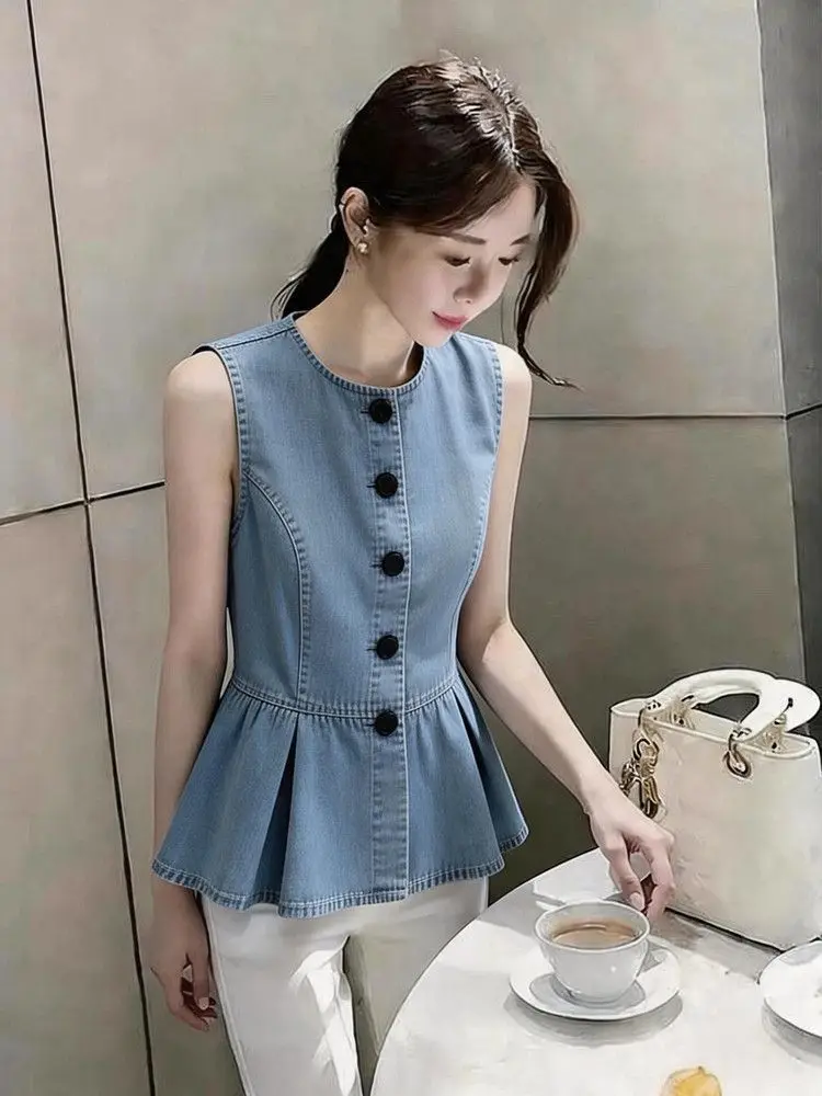 Summer 2026 New Fashion Casual Super Versatile High-Quality Lace Hem Sleeveless Blue Denim Vest
Summer 2026 New Fashion Casual Super Versatile High-Quality Lace Hem Sleeveless Blue Denim Vest