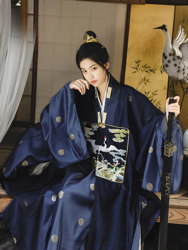 Ming Dynas Sle с вышитым журавлем Dao Pao, мужская и женская одежда Hanfu, тканая юбка с золотым тирезом на осень 2023 г.
Ming Dynas Sle с вышитым журавлем Dao Pao, мужская и женская одежда Hanfu, тканая юбка с золотым тирезом на осень 2023 г.