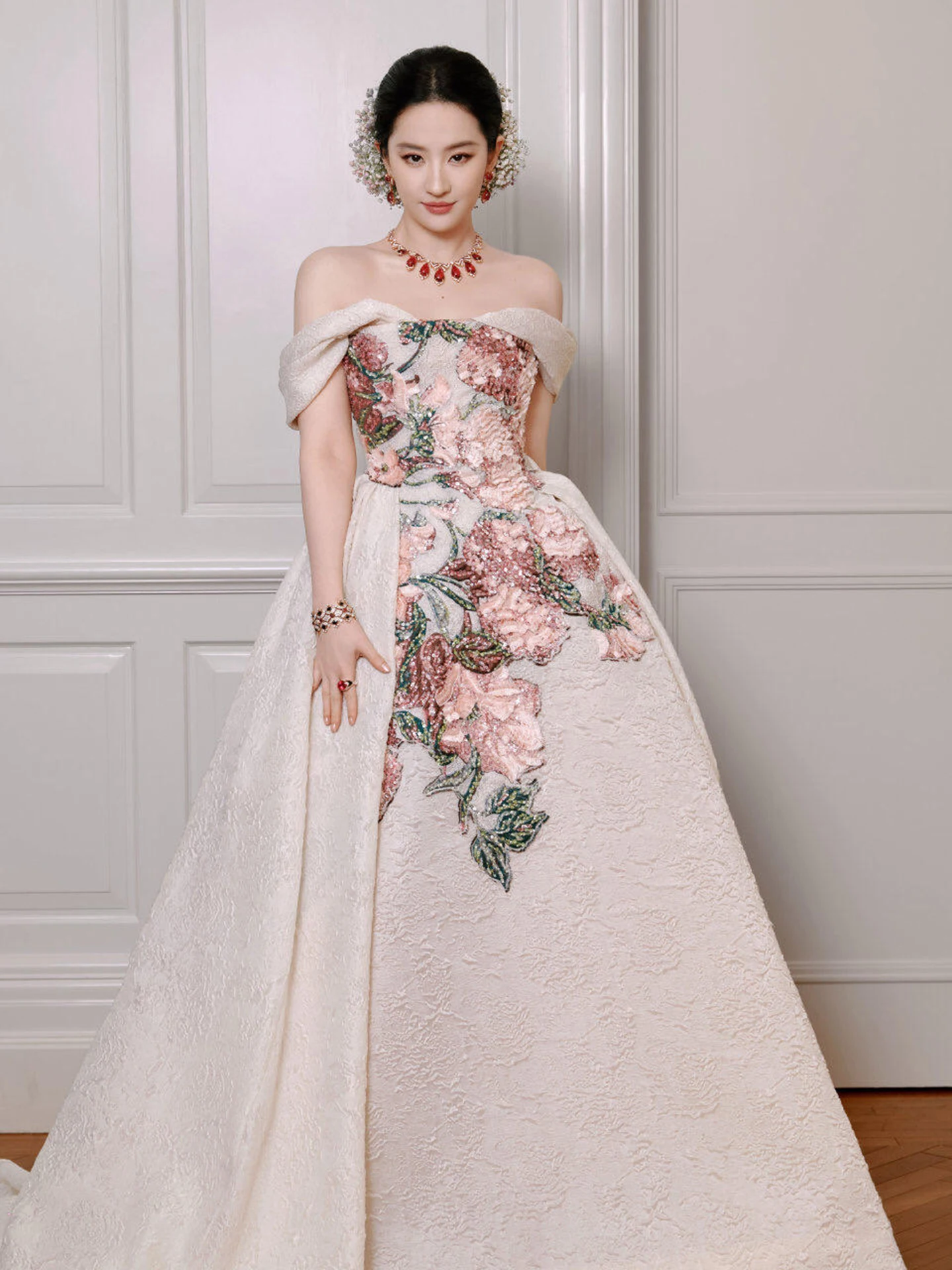 Длинное вечернее платье с вышивкой, на одно плечо, с цветочным узором, для женщин, для торжественных мероприятий
Длинное вечернее платье с вышивкой, на одно плечо, с цветочным узором, для женщин, для торжественных мероприятий