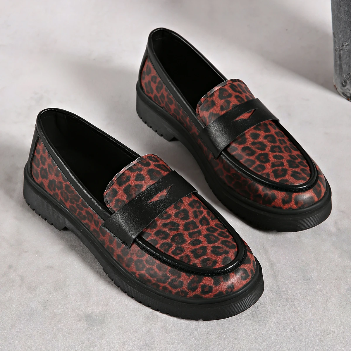 Loafers with sponge cake thick sole, casual single shoes, leopard print women's loafers
Loafers with sponge cake thick sole, casual single shoes, leopard print women's loafers