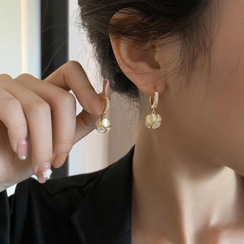 French Luxury Color Zircon Acrylic White Flower Cluster Ball Dangle Earrings New Jewelry Fashion Anniversary Day Gifts For Women
French Luxury Color Zircon Acrylic White Flower Cluster Ball Dangle Earrings New Jewelry Fashion Anniversary Day Gifts For Women