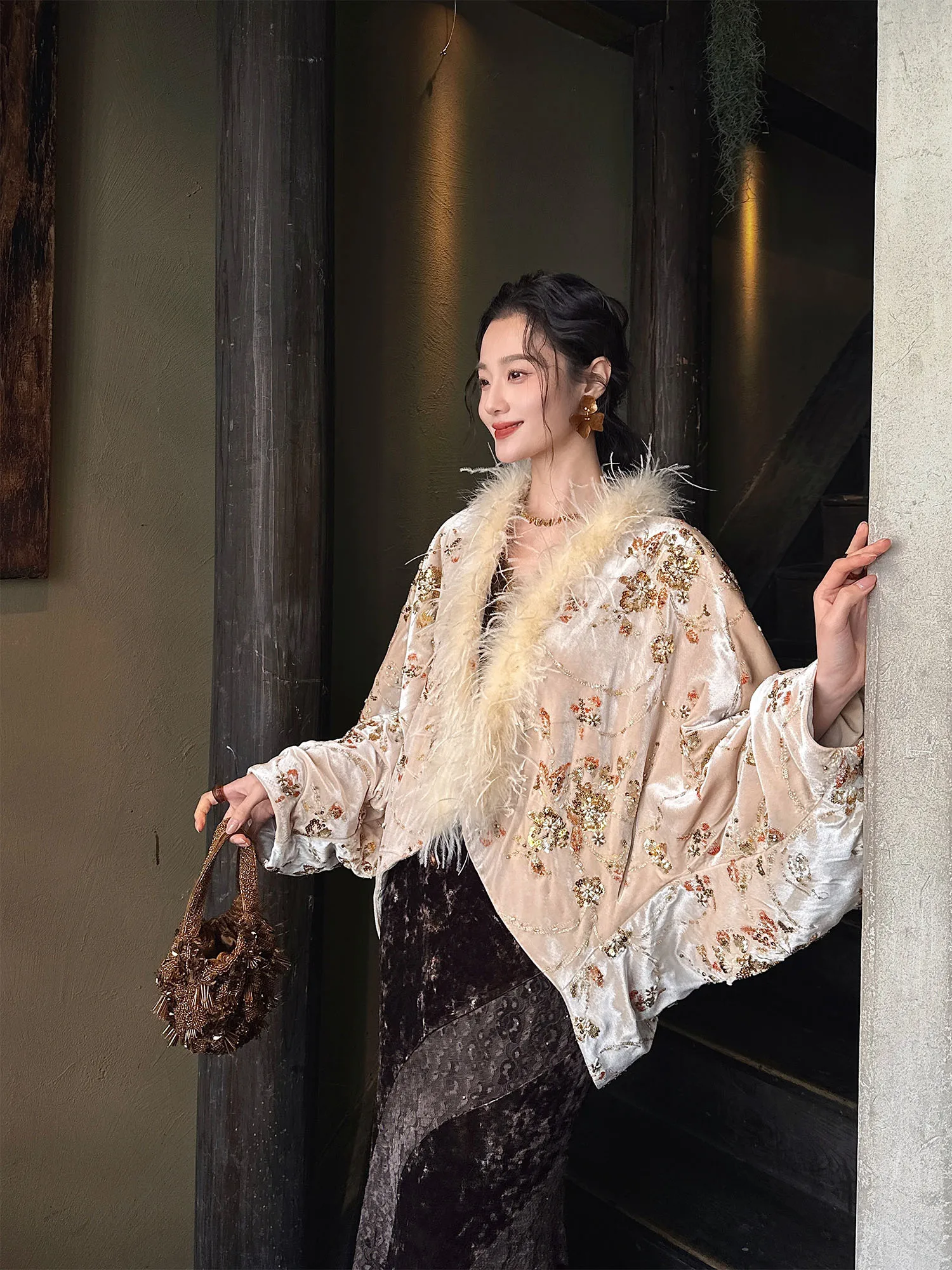 Новая женская зимняя куртка Sanji Bla из хлопка с бархатным воротником, вышивкой и объемной 3D-вышивкой, свободного кроя в корейском стиле
Новая женская зимняя куртка Sanji Bla из хлопка с бархатным воротником, вышивкой и объемной 3D-вышивкой, свободного кроя в корейском стиле