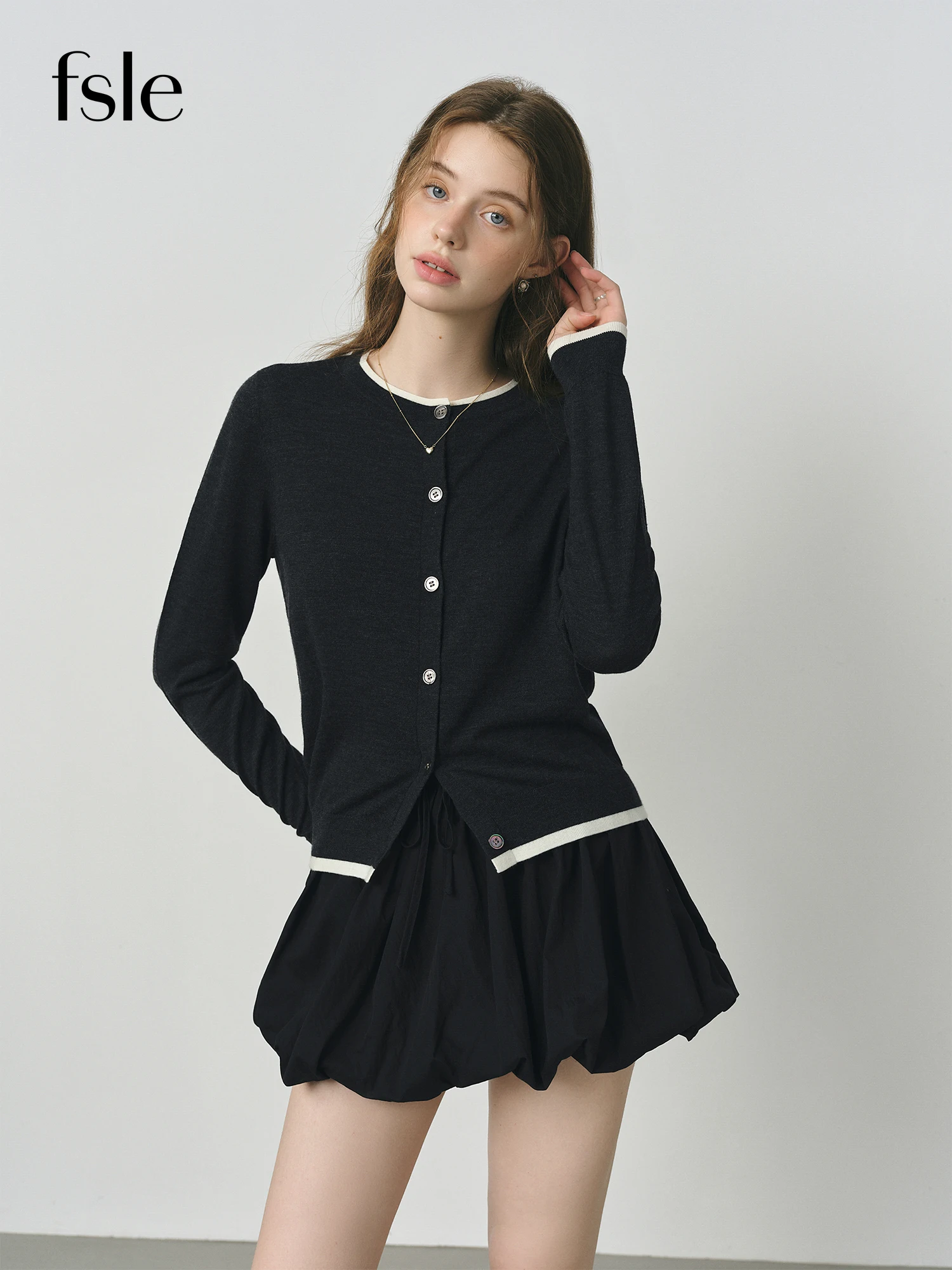 FSLE 2025 Autumn Wool Blend Knit Cardigan Women's Contrast Fake Two-Piece Minimalist Y2K Coquette Office Chic Top 25FS13012
FSLE 2025 Autumn Wool Blend Knit Cardigan Women's Contrast Fake Two-Piece Minimalist Y2K Coquette Office Chic Top 25FS13012