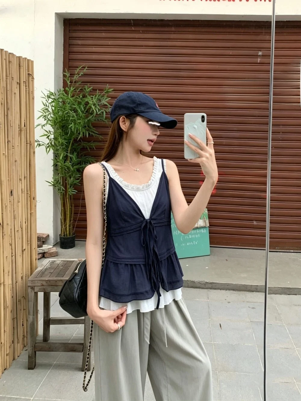 Fashionable Lace Trimmed White Vest And High Waist Pants Set for Women Summer Season Two-Piece Ensemble Tied Waist Design
Fashionable Lace Trimmed White Vest And High Waist Pants Set for Women Summer Season Two-Piece Ensemble Tied Waist Design