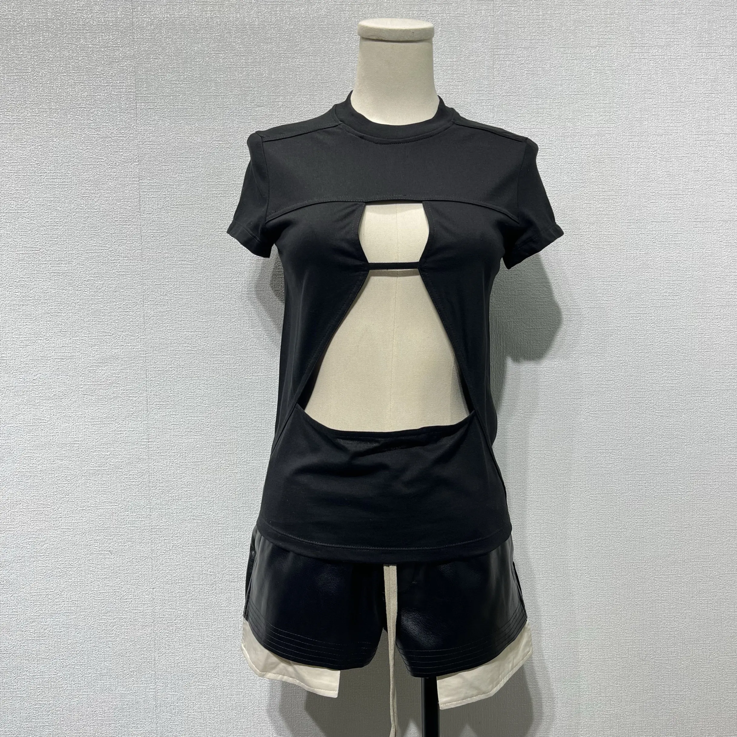 Women's Sexy Cropped Hollow Out Chest Summer T-Shirt Short Sleeve Round Neck Slim Fit Dark Style Streetwear Top
Women's Sexy Cropped Hollow Out Chest Summer T-Shirt Short Sleeve Round Neck Slim Fit Dark Style Streetwear Top