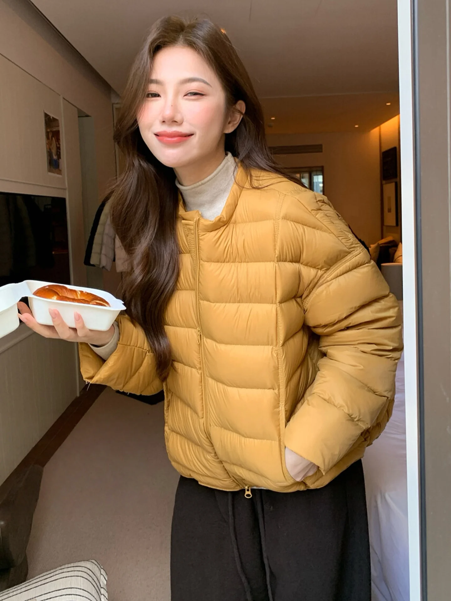 Korean Style Lightweight Short down Cotton Jacket Women's 2025 New Winter Warm Fashionable Unique Little Cotton Coat
Korean Style Lightweight Short down Cotton Jacket Women's 2025 New Winter Warm Fashionable Unique Little Cotton Coat