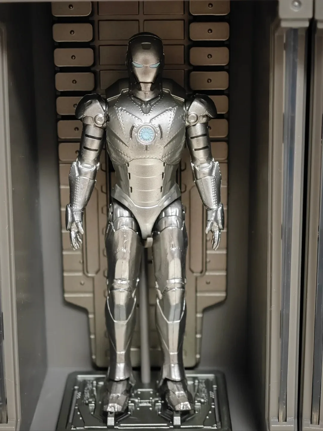 1/10 Scale Zd Toys Iron Man Mk1 Mk2 Mk3 Hologram Garage Set Movable Figurine Collectible Handmade Model Toy For Adults
1/10 Scale Zd Toys Iron Man Mk1 Mk2 Mk3 Hologram Garage Set Movable Figurine Collectible Handmade Model Toy For Adults