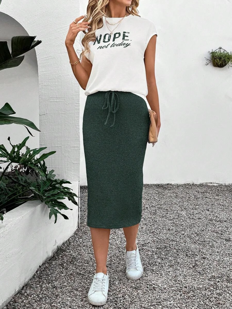 Women's Elegant Sleeveless Vest + Floral Print Skirt Two-Piece Set
Women's Elegant Sleeveless Vest + Floral Print Skirt Two-Piece Set