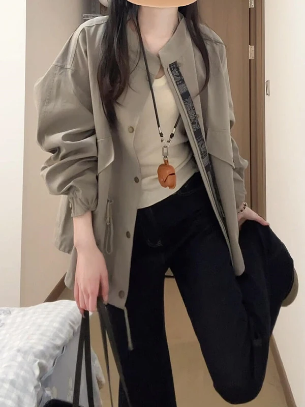 Корейская модная весенняя куртка-пальто с воротником-стойкой и завязками на талии, свободного кроя, больших размеров, для женщин, визуально стройнящая фигуру
Корейская модная весенняя куртка-пальто с воротником-стойкой и завязками на талии, свободного кроя, больших размеров, для женщин, визуально стройнящая фигуру