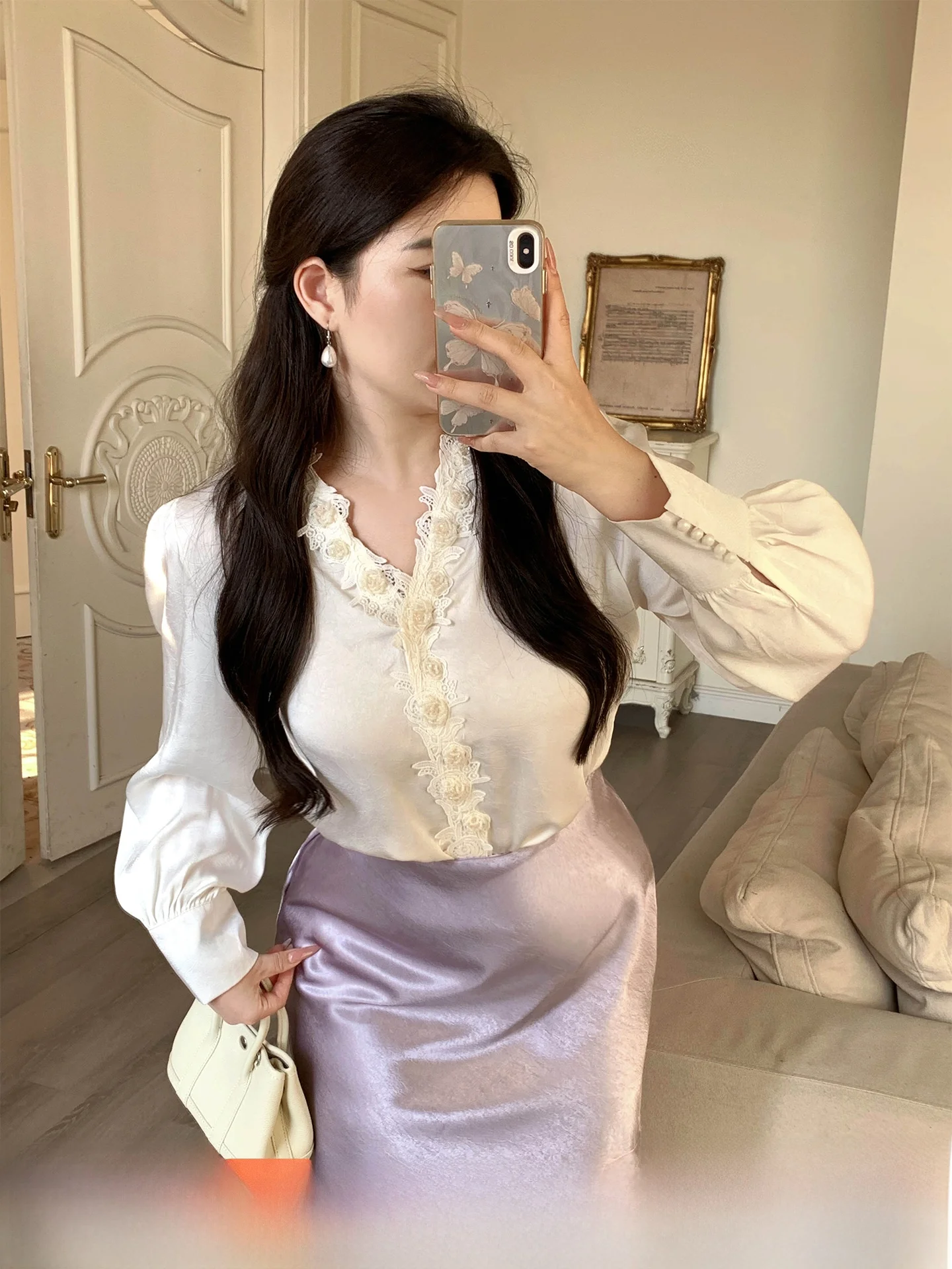 Изысканная атласная блузка с V-образным вырезом и декоративными элементами для женщин больших размеров, французский стиль, длинный рукав, дышащая, приятная к телу, для повседневной носки
Изысканная атласная блузка с V-образным вырезом и декоративными элементами для женщин больших размеров, французский стиль, длинный рукав, дышащая, приятная к телу, для повседневной носки