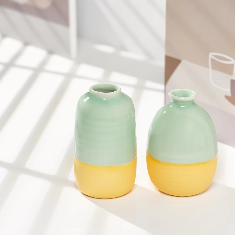 Retro and nostalgic ceramic small flower vase for water culture and dried flower decoration, a handicraft item.
Retro and nostalgic ceramic small flower vase for water culture and dried flower decoration, a handicraft item.