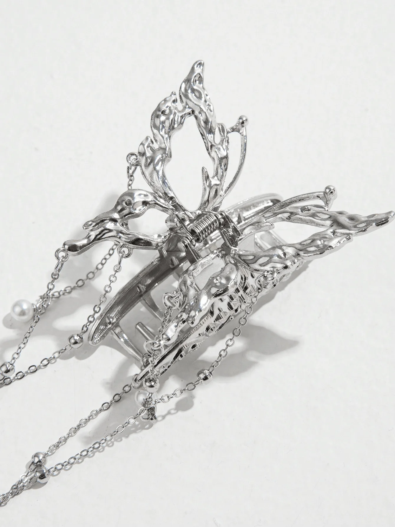 Silver Butterfly Hair Claw With Textured Wings, Faux Pearls, And Dual Chain Tassels For Women’s Daily, Party, Or Vacation
Silver Butterfly Hair Claw With Textured Wings, Faux Pearls, And Dual Chain Tassels For Women’s Daily, Party, Or Vacation