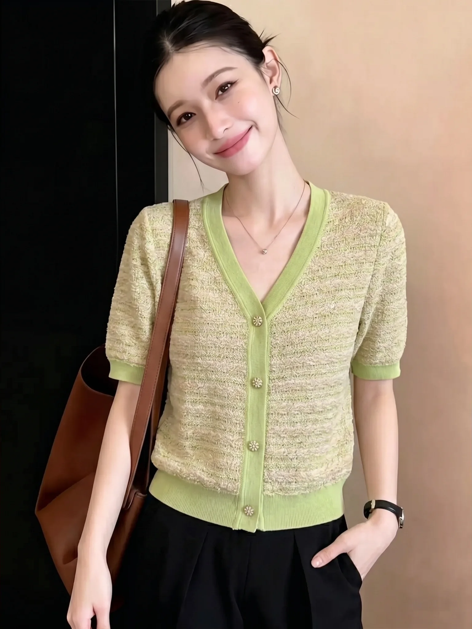 Slimming V-Neck Short Sleeve Knitwear Commute Single Button Style Summer 2026 Poetic Lin Korean Version Straight Cut
Slimming V-Neck Short Sleeve Knitwear Commute Single Button Style Summer 2026 Poetic Lin Korean Version Straight Cut