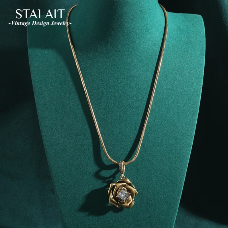 Vintage Jewelry Rose Flower Pendant Necklace Square Cubic Zircon Antique Gold Color for Women Multi Layer Petals Accessories
Vintage Jewelry Rose Flower Pendant Necklace Square Cubic Zircon Antique Gold Color for Women Multi Layer Petals Accessories