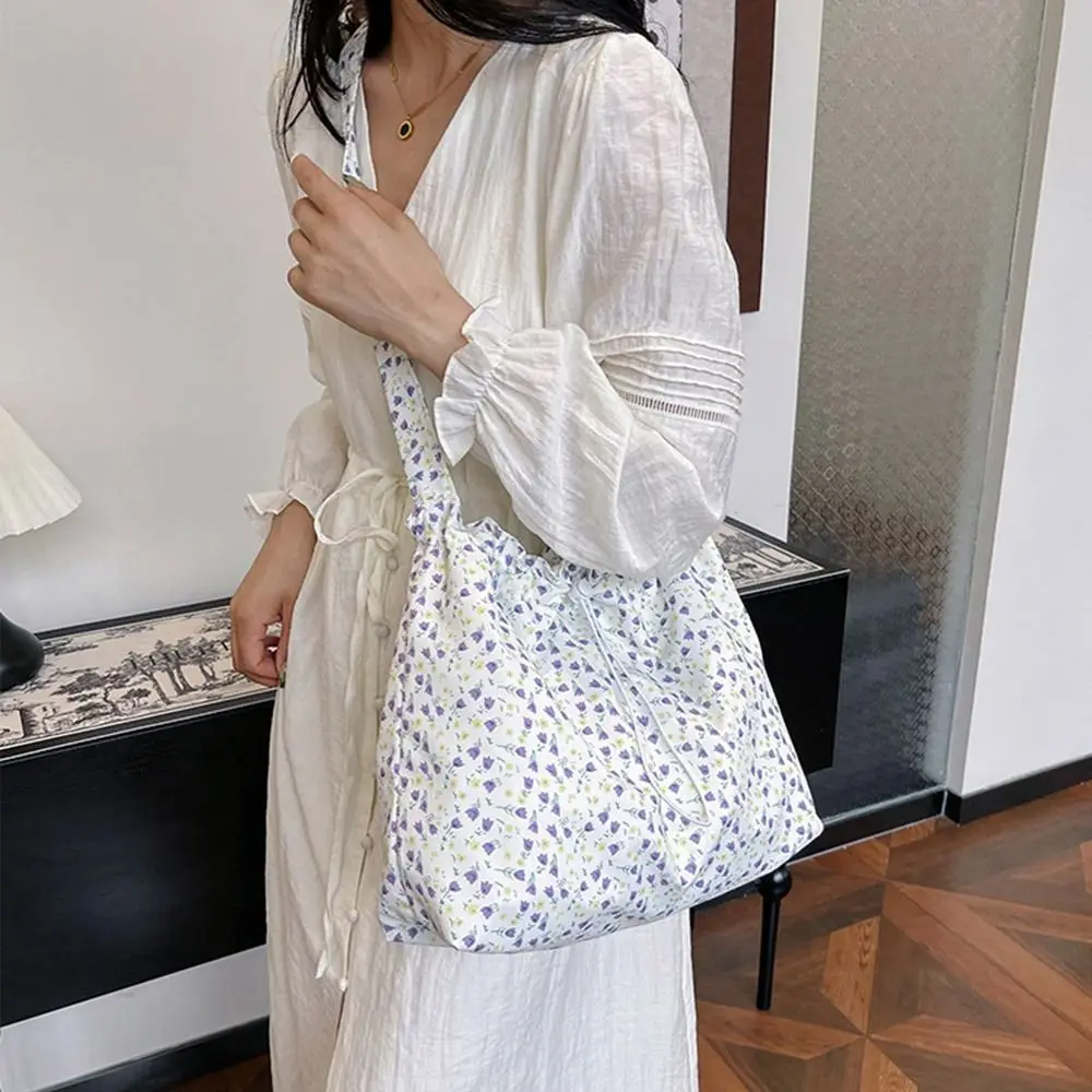 New Korean Style Flower Shoulder Bag Large Capacity Travel Pleated Drawstring Bag Lightweight Commute Women's Tote Bag Lady
New Korean Style Flower Shoulder Bag Large Capacity Travel Pleated Drawstring Bag Lightweight Commute Women's Tote Bag Lady
