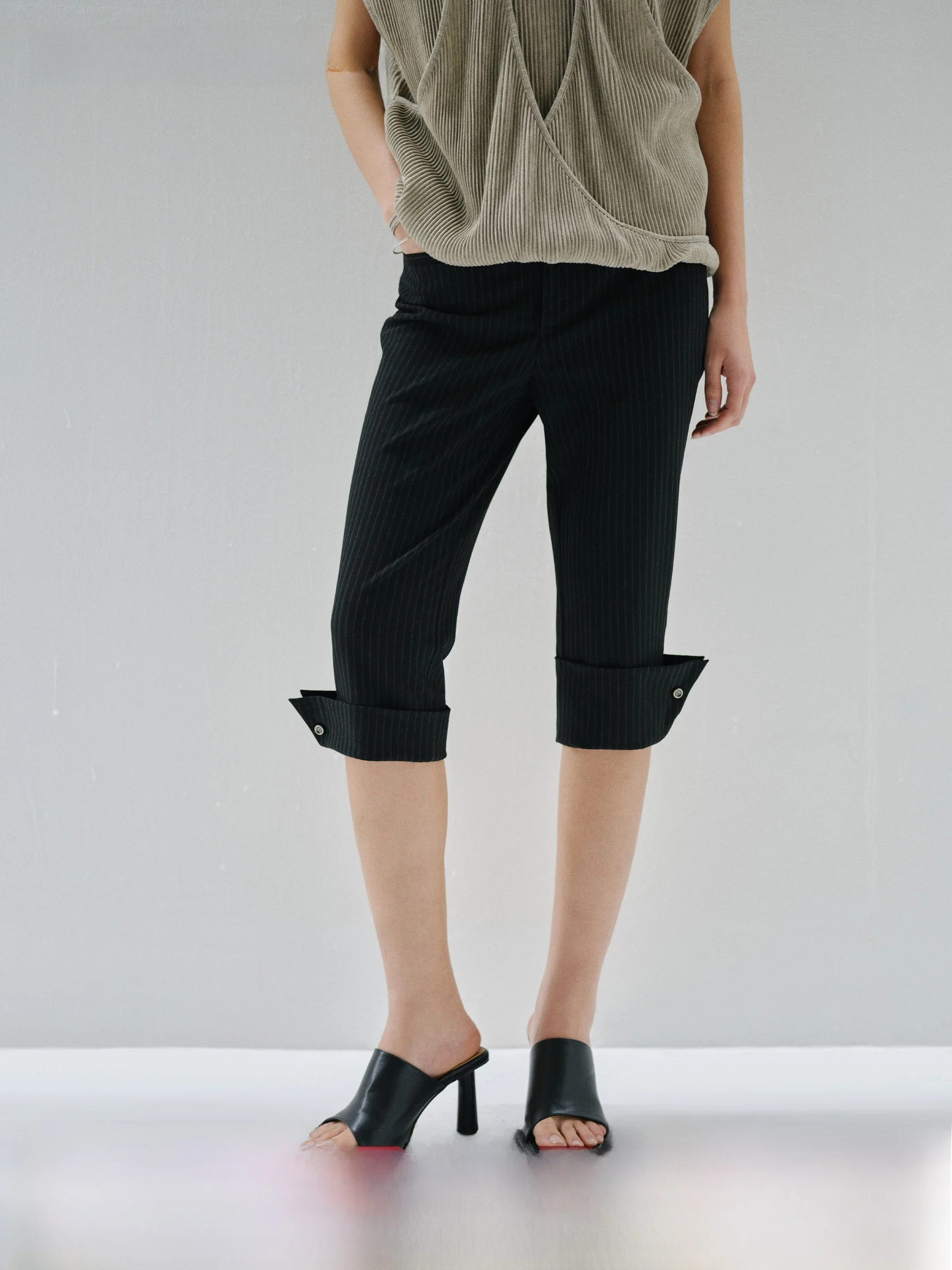 Modern Low Waist Bell Bottom Pants Adjustable Cuff Design Seven Inch Pants Slim Fit Style Pure E-commerce Exclusive
Modern Low Waist Bell Bottom Pants Adjustable Cuff Design Seven Inch Pants Slim Fit Style Pure E-commerce Exclusive