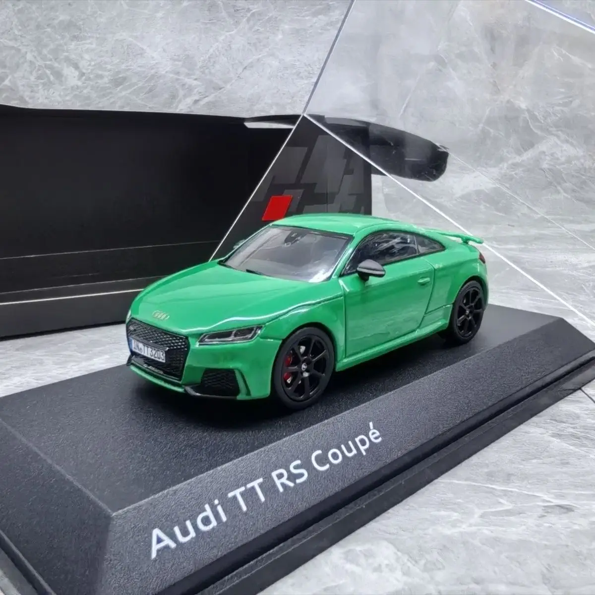 Модель автомобиля из сплава Audi TT RS 1/43
Модель автомобиля из сплава Audi TT RS 1/43