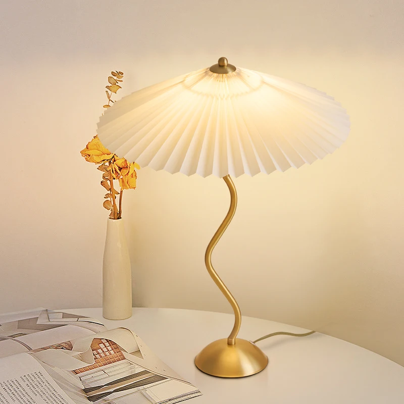 All-copper table lamp pleated girl retro table lamp medieval living room bedroom bedside ornament
All-copper table lamp pleated girl retro table lamp medieval living room bedroom bedside ornament