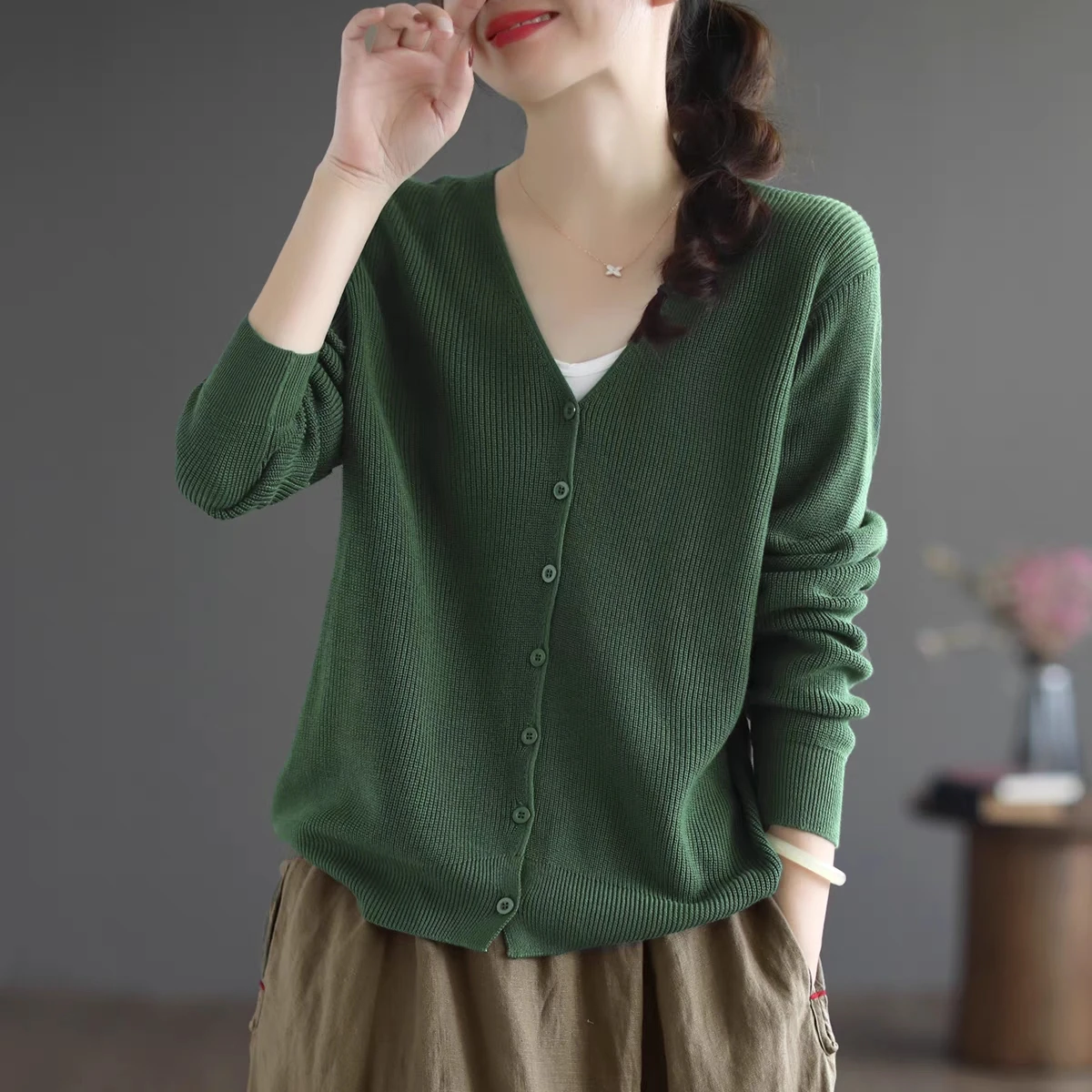 Loose Long Sleeve V-Neck Knitted Sweater Women's Pure Color Cotton Thread Casual Style Autumn Winter New Arrival Slimming Top
Loose Long Sleeve V-Neck Knitted Sweater Women's Pure Color Cotton Thread Casual Style Autumn Winter New Arrival Slimming Top