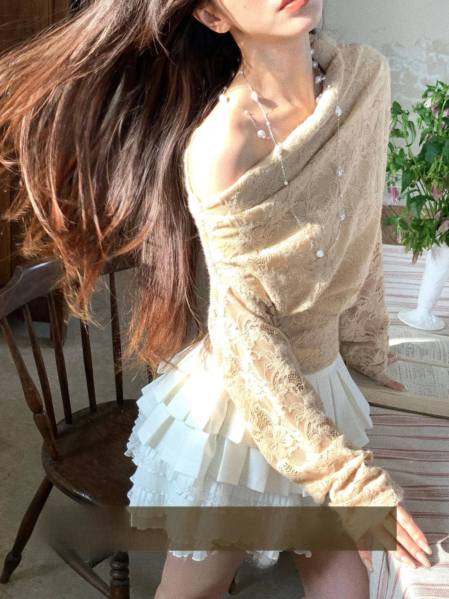 French Style Slim Fit Lace Base Shirt Shoulder Bared Long Sleeve Casual Women's Top Return of the Wind Spring Fashion
French Style Slim Fit Lace Base Shirt Shoulder Bared Long Sleeve Casual Women's Top Return of the Wind Spring Fashion