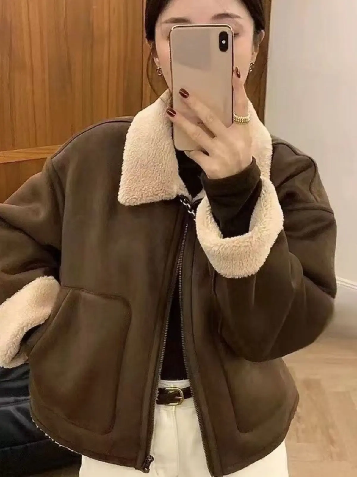 Корейское джато с лацканами в стиле ретро, женское новое свободное повседневное кожаное пальто с мехом ягненка, интегрированное или хлопковое пальто
Корейское джато с лацканами в стиле ретро, женское новое свободное повседневное кожаное пальто с мехом ягненка, интегрированное или хлопковое пальто