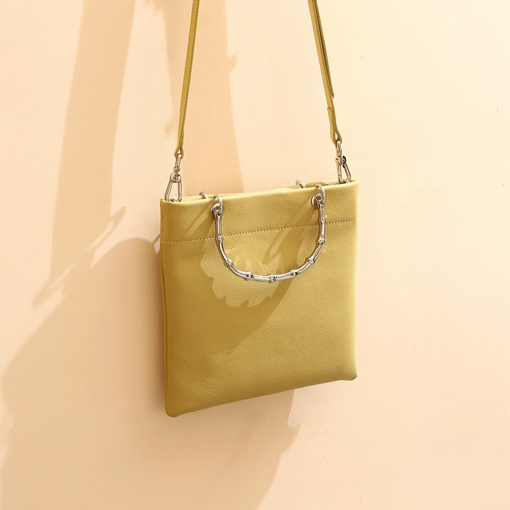 Женская сумка Rowone: маленькая сумочка из натуральной кожи, сумка через плечо из воловьей кожи, текстурированная сумка на цепочке, новая нишевая дизайнерская сумка-тоут
Женская сумка Rowone: маленькая сумочка из натуральной кожи, сумка через плечо из воловьей кожи, текстурированная сумка на цепочке, новая нишевая дизайнерская сумка-тоут