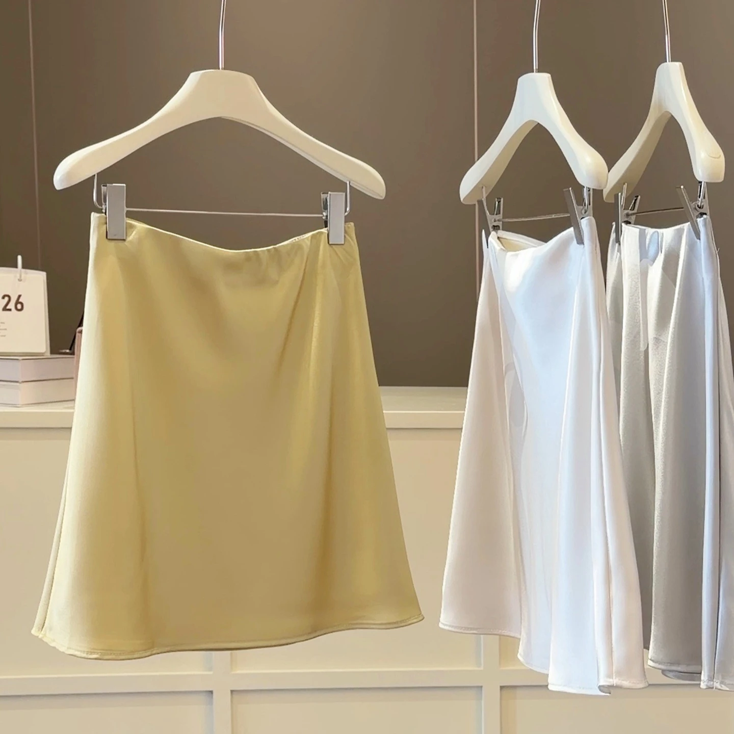 Champagne Satin Short Skirt for Women High Waist Elegant Evening Party Fashion Mini Skirt Casual Summer 2026 Female
Champagne Satin Short Skirt for Women High Waist Elegant Evening Party Fashion Mini Skirt Casual Summer 2026 Female