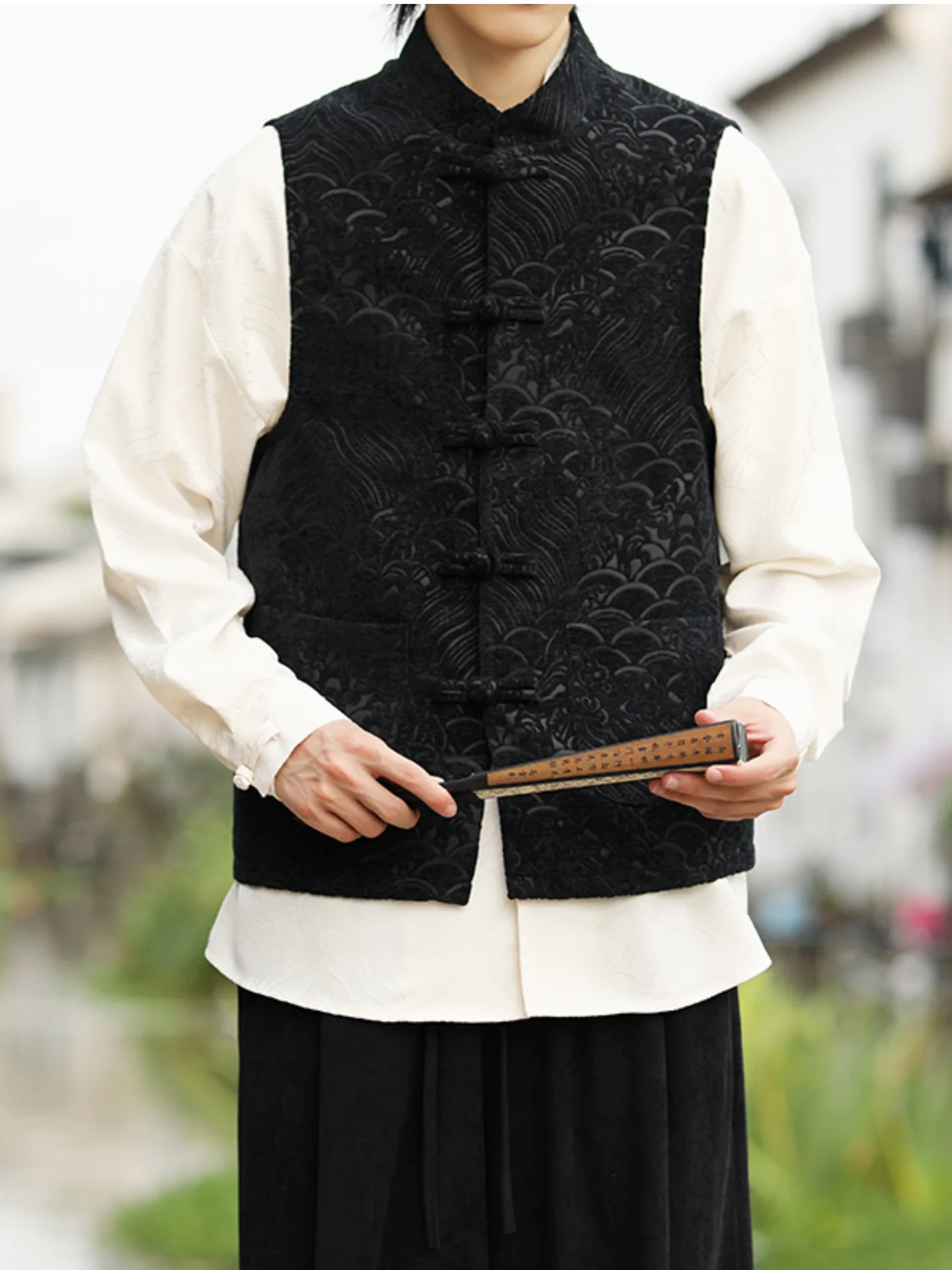 Новая китайская вышитая жилетка в стиле ретро для мужчин, костюм Тан с пуговицами, осенняя куртка Ханьфу, модная городская молодежная одежда
Новая китайская вышитая жилетка в стиле ретро для мужчин, костюм Тан с пуговицами, осенняя куртка Ханьфу, модная городская молодежная одежда