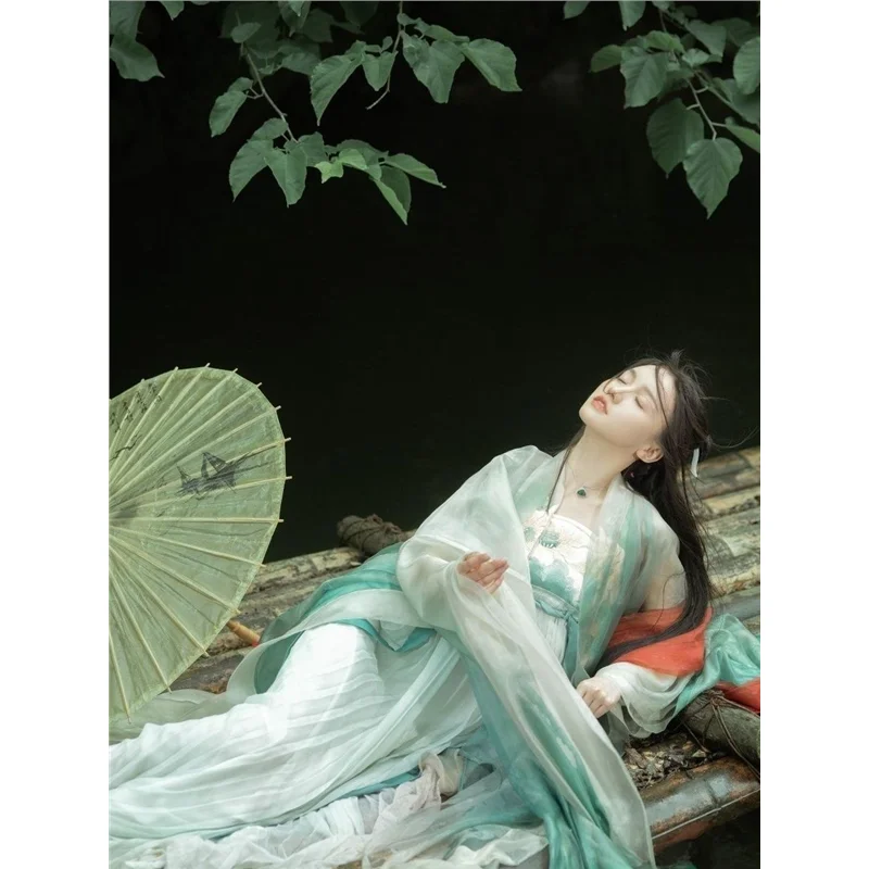 Hanfu women's Tang Dynasty embroidered chest-length large-sleeved shirt printed balsam skirt
Hanfu women's Tang Dynasty embroidered chest-length large-sleeved shirt printed balsam skirt