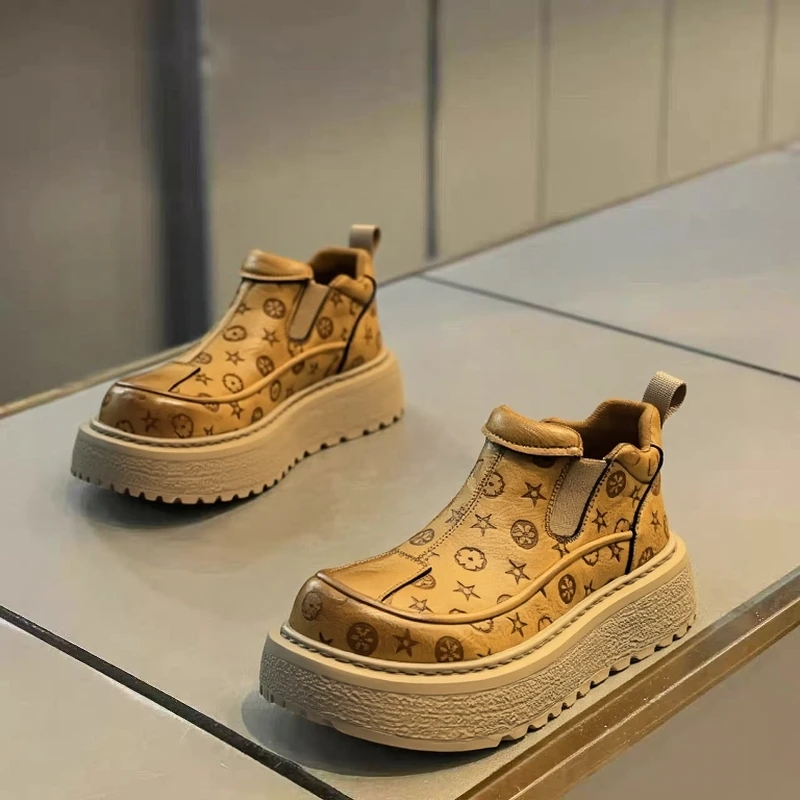 High-Top Men's Boots Retro Print Casual Leather Shoes Outdoor Waterproof Non-Slip Heightening Large Head Work Boots
High-Top Men's Boots Retro Print Casual Leather Shoes Outdoor Waterproof Non-Slip Heightening Large Head Work Boots