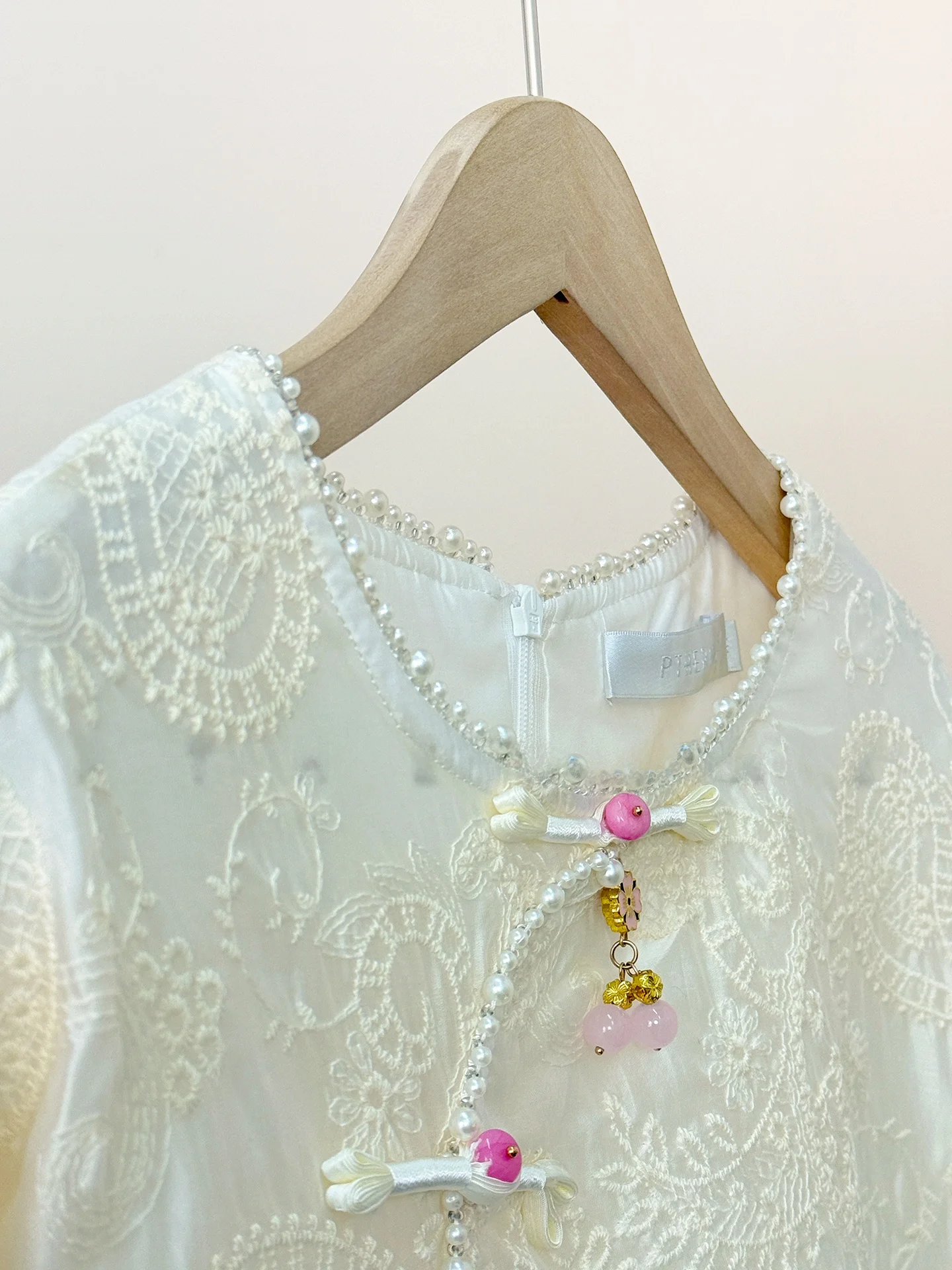 PTHERINE Chinese Style Long Sleeve Shirt Embroidery Button Hand Sleeve National Style Spring Fashion Women's T-shirt
PTHERINE Chinese Style Long Sleeve Shirt Embroidery Button Hand Sleeve National Style Spring Fashion Women's T-shirt