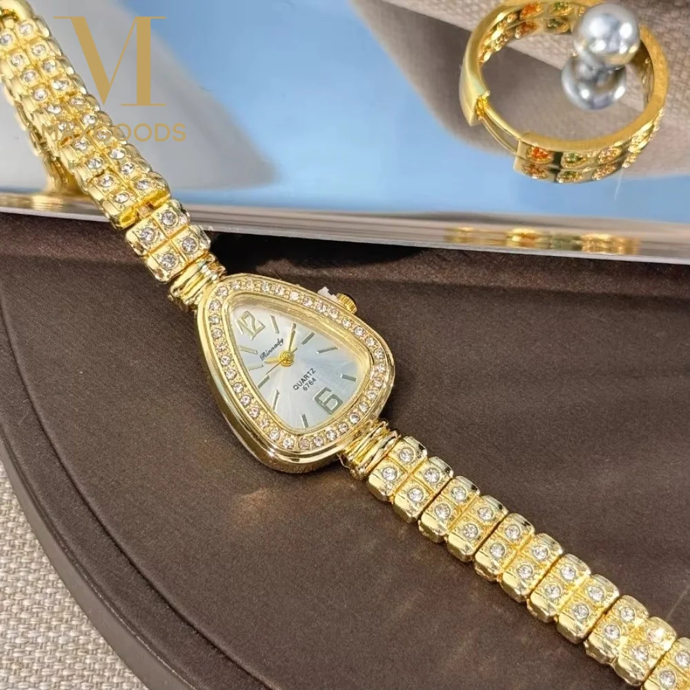 New Diamond-set Women's Fine Bracelet Alloy Case Sun Stripe Stripe Quartz Watch Scale Diamond-set Snakehead Luxury Women's Watch
New Diamond-set Women's Fine Bracelet Alloy Case Sun Stripe Stripe Quartz Watch Scale Diamond-set Snakehead Luxury Women's Watch