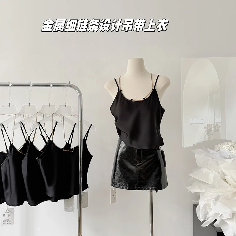 Sexy Strap Vest Women Korean Metal Chain Chic Design Woman 2024 Summer Casual Beach Wear Backless Crop Tops Lady
Sexy Strap Vest Women Korean Metal Chain Chic Design Woman 2024 Summer Casual Beach Wear Backless Crop Tops Lady