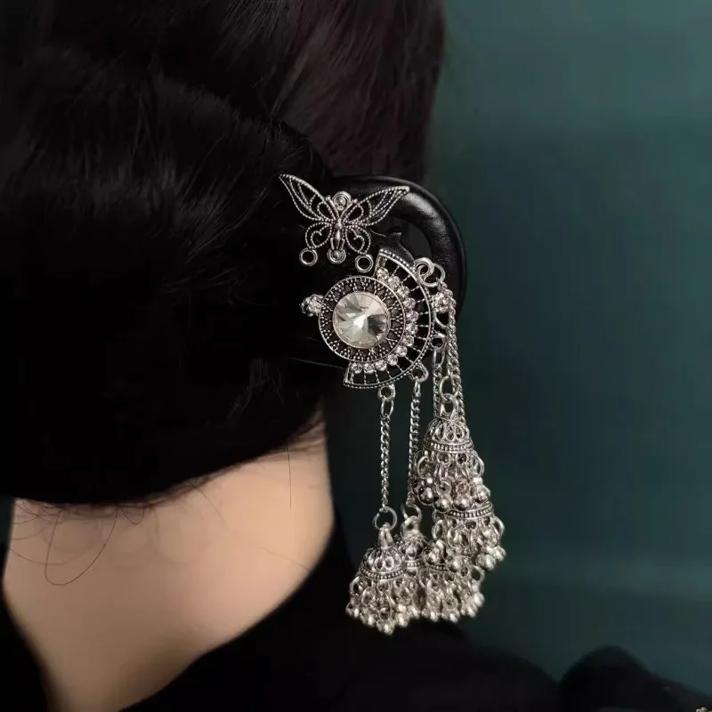 New Chinese Miaojiang bell butterfly fringed u-shaped hairpin ethnic style ebony hairpin ancient temperament hairpin woman
New Chinese Miaojiang bell butterfly fringed u-shaped hairpin ethnic style ebony hairpin ancient temperament hairpin woman