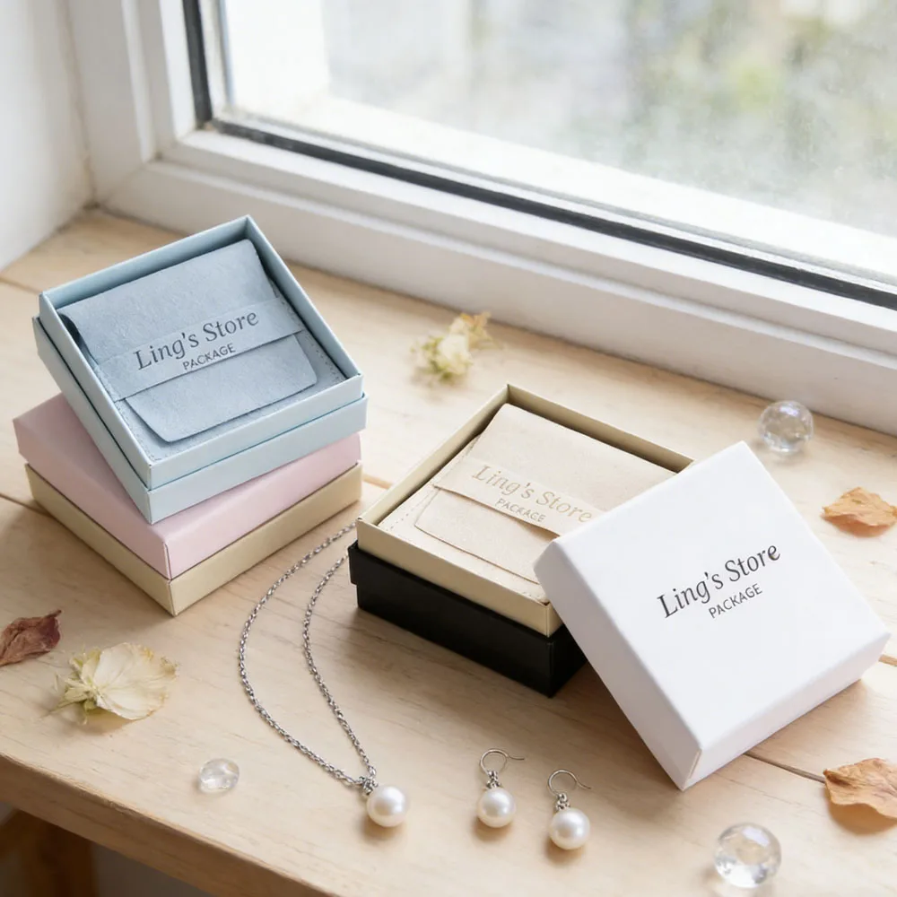 Индивидуальная подарочная коробка для украшений 7x7x3 см из крафт-бумаги с микрофибровым мешочком 6,2x6,2 см, замшевым/бархатным конвертом и клапаном для серег
Индивидуальная подарочная коробка для украшений 7x7x3 см из крафт-бумаги с микрофибровым мешочком 6,2x6,2 см, замшевым/бархатным конвертом и клапаном для серег