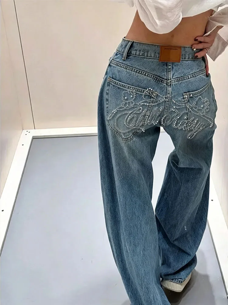 2025 Blue Jeans Women's Y2K Retro Jeans Back Flash Diamond Bent Knife Pants Niche High End Classic Letter Hot Stamping
2025 Blue Jeans Women's Y2K Retro Jeans Back Flash Diamond Bent Knife Pants Niche High End Classic Letter Hot Stamping