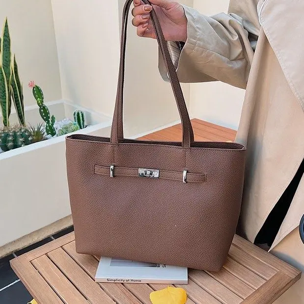 Spring New Explosion 2569 Simple Fashion Versatile Commuter Niche Design High Sense Trend Light Luxury Style Shoulder Bag
Spring New Explosion 2569 Simple Fashion Versatile Commuter Niche Design High Sense Trend Light Luxury Style Shoulder Bag