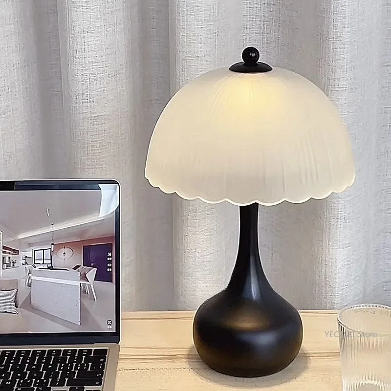 GHJUYIOL American retro desk lamp, bedroom bedside lamp, light luxury high-end feeling, wedding night light, French touch light
GHJUYIOL American retro desk lamp, bedroom bedside lamp, light luxury high-end feeling, wedding night light, French touch light
