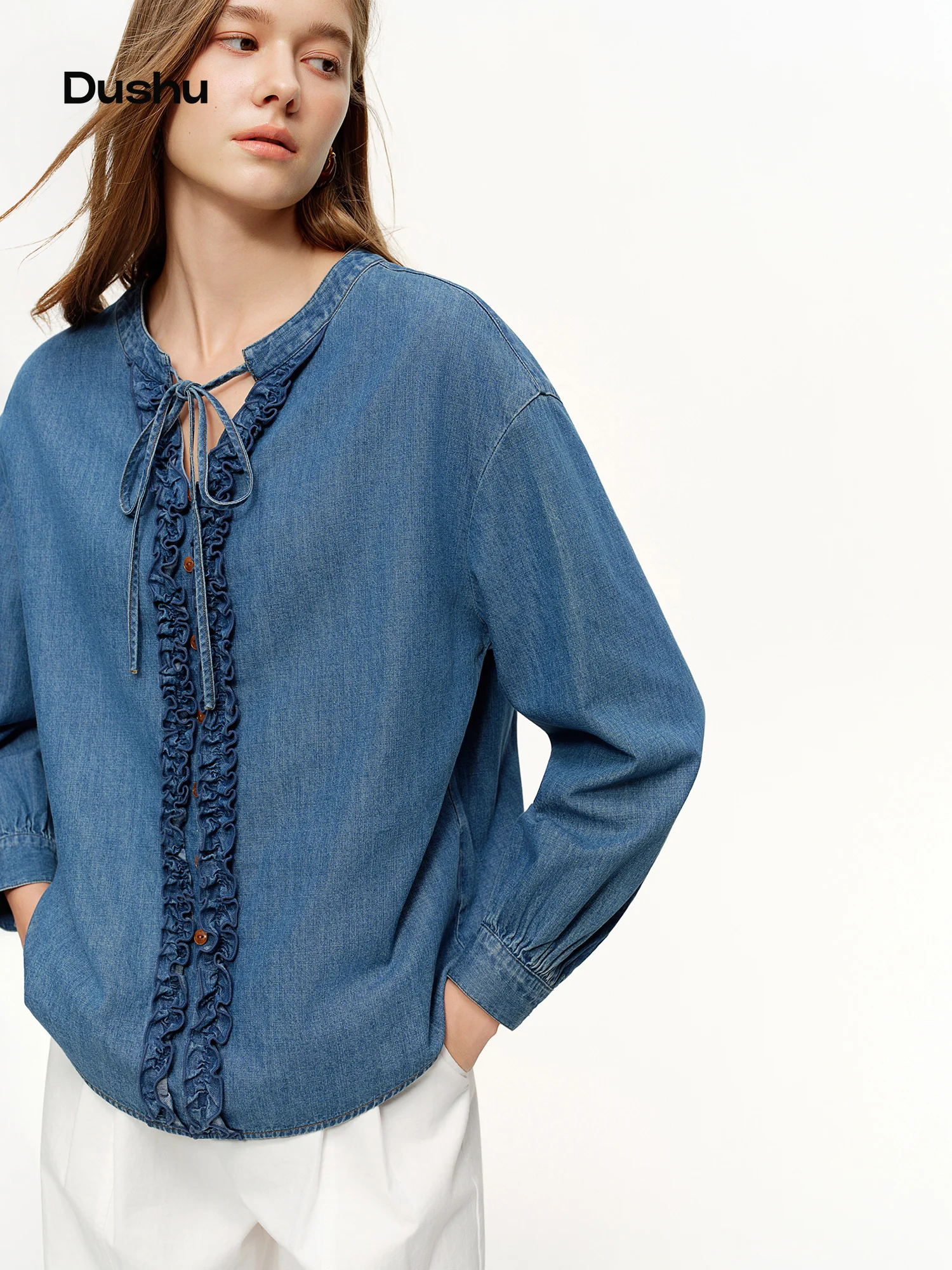 Джинсовая рубашка DUSHU Relaxed Design Woodland Collar: Весенняя коллекция 2026, повседневная верхняя одежда, стройнящий силуэт, незаменимый элемент для легкого рабочего гардероба
Джинсовая рубашка DUSHU Relaxed Design Woodland Collar: Весенняя коллекция 2026, повседневная верхняя одежда, стройнящий силуэт, незаменимый элемент для легкого рабочего гардероба